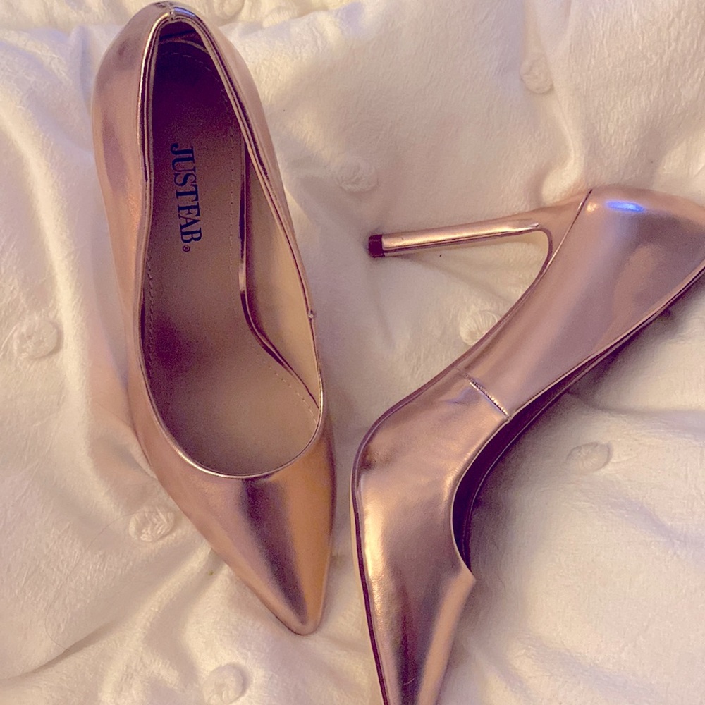 - Rose gold metallic pumps